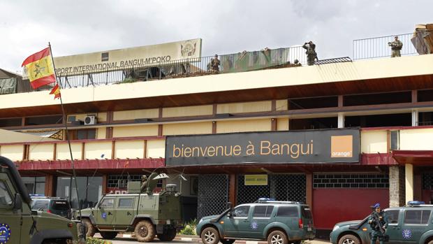 La ministra de Defensa, María Dolores de Cospedal, junto al contingente español en Bangui