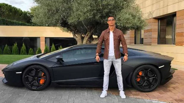 Cristiano Ronaldo, junto a su Lamborghini