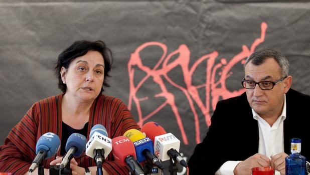 La exdirectora de la Semana de Música Religiosa de Cuenca, Pilar Tomás, durante una rueda de prensa con el entonces gerente Vicente Fernández