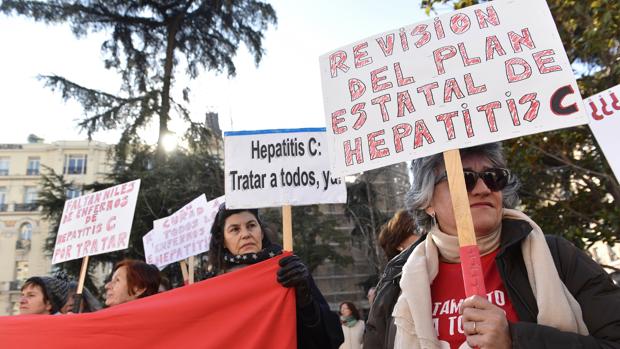Manifestación de afectados de la Hepatitis C a las puertas del Congreso de los Diputados