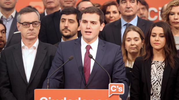 Albert Rivera junto a los miembros de su candidatura