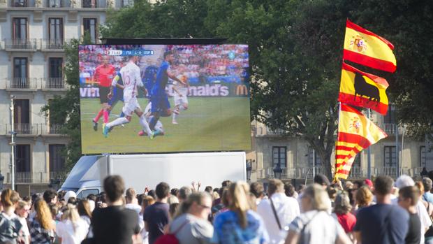 Barcelona con la Selección instaló pantallas en plaza Cataluña para ver al equipo el pasado junio