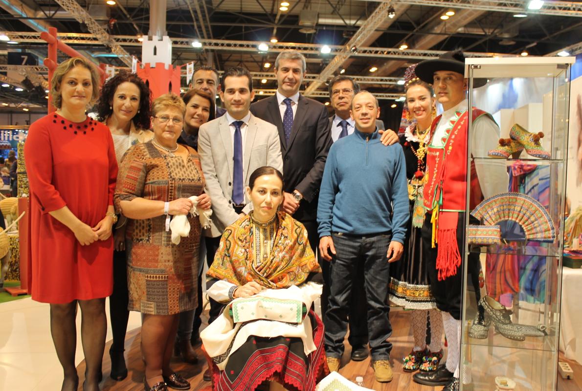 Álvaro Gutiérrez, en el centro, durante su asistencia a la pasada edición de Fitur