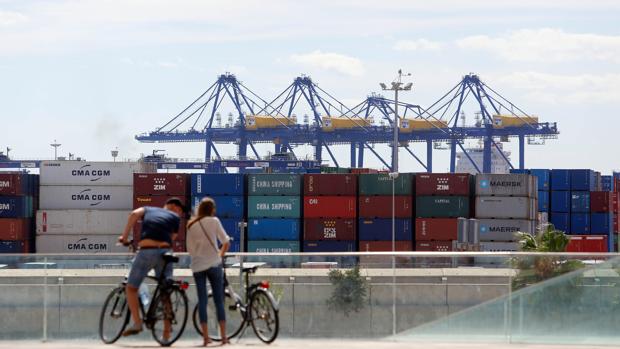 Imagen de archivo de unos contenedores en el puerto de Valencia