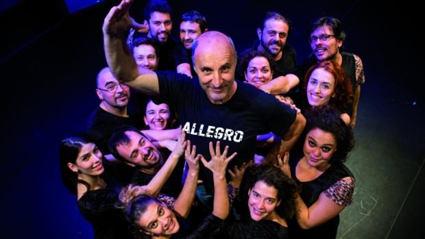 Paco Mir interpreta, junto al grupo Cor de Teatre, «Allegro» en los Teatros del Canal