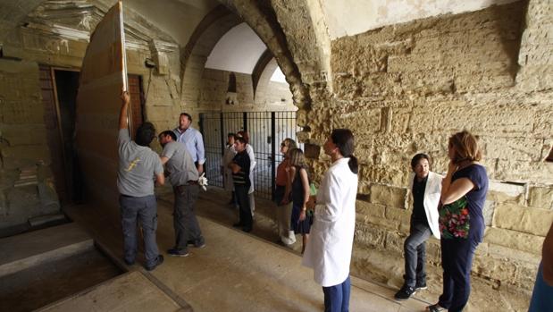 Expertos durante la recepción de las 51 obras de arte en el Monasterio de Sijena, en julio del año pasado