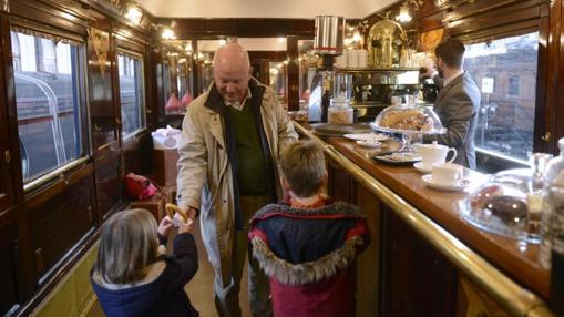 Clientes en el vagón cafetería del Museo del Ferrocarril de Madrid