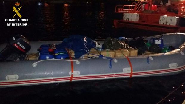Embarcación neumática con la que pretendían introducir los detenidos droga en Canarias