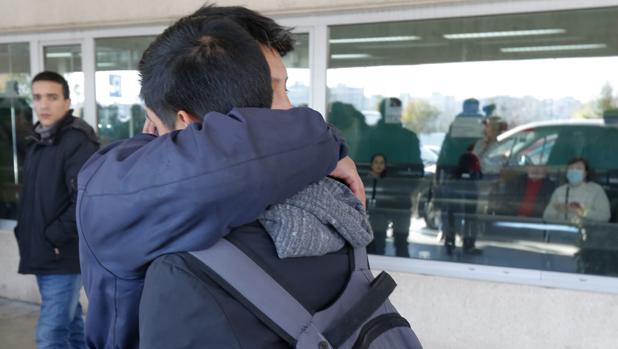 Un padre abraza a su hijo en el Hospital Universitario de Fuenlabrada, la mañana del accidente