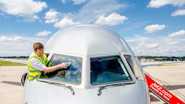 Un técnico de mantenimiento de Jet2.com