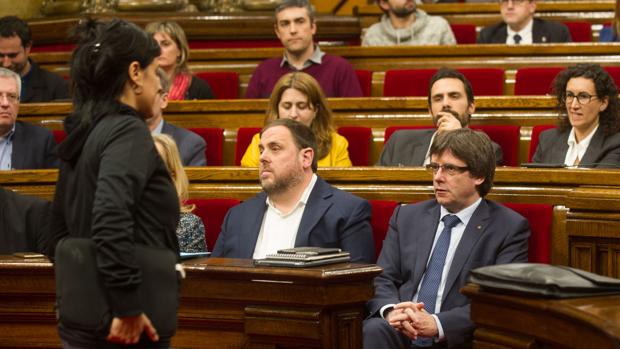 Gabriel y Puigdemont, en el pleno de diciembre del Parlament