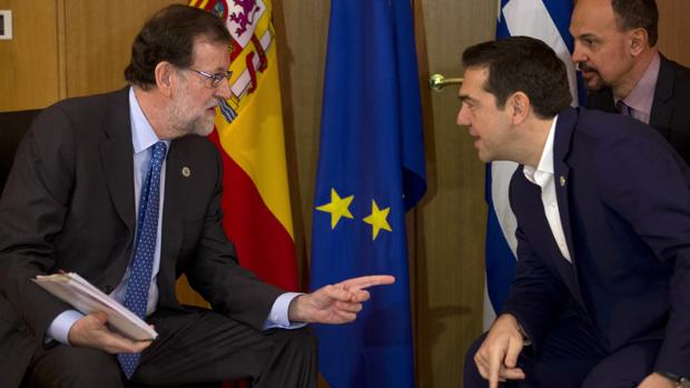 Rajoy y Tsipras rompen el hielo y se reúnen por primera vez para hablar del futuro de la UE