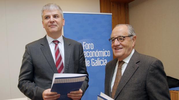 Santiago Lago (i), durante un acto del Foro Económico de Galicia