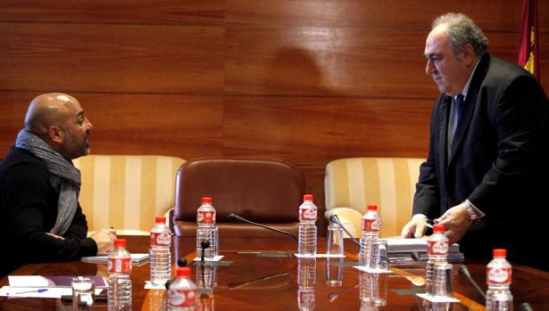 García Molina y Tirado, frente a frente, antes de comenzar la reunión del viernes