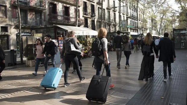 Vecinos de Barcelona «okupan» hoy las Ramblas en señal de protesta