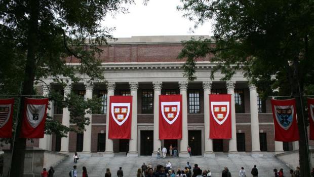 Imagen de la fachada de la Widener Library en la Universidad de Harvard