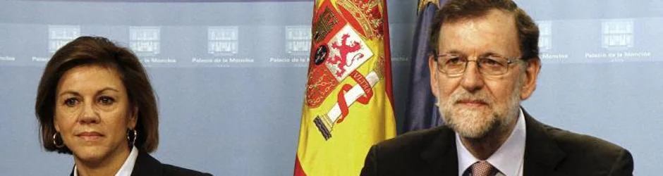 La ministra de Defensa y secretaria general del PP, Dolores de Cospedal, junto a Rajoy en diciembre