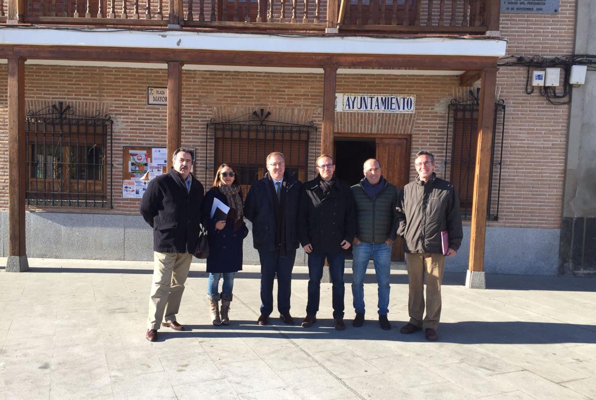 Carrillo y Aguado, con el alcalde Pingarrón y otros ediles