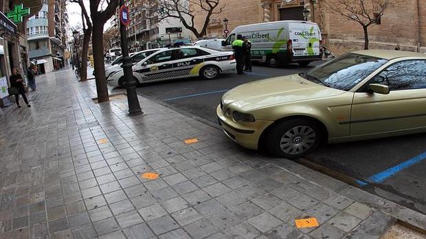 Imagen de archivo de varios avisos de coches retirados por una grúa municipal