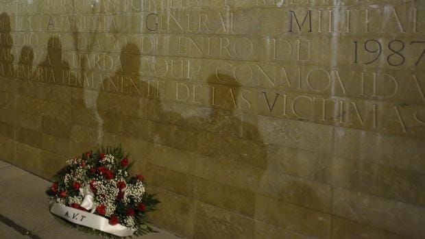 Ramo de flores ante el muro que recuerda el atentado de ETA del 30 de enero de 1987
