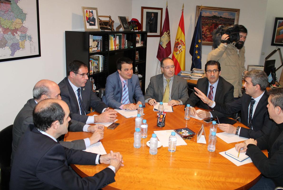 El consejero de Agricultura, Francisco Martínez, con los presidentes de las cinco diputaciones de Castilla-La Mancha