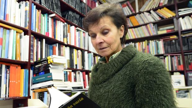 Pilar Pérez Canales, presidenta del Gremio de Libreros de Castilla y León, en su librería del Paseo del Espolón, en Burgos