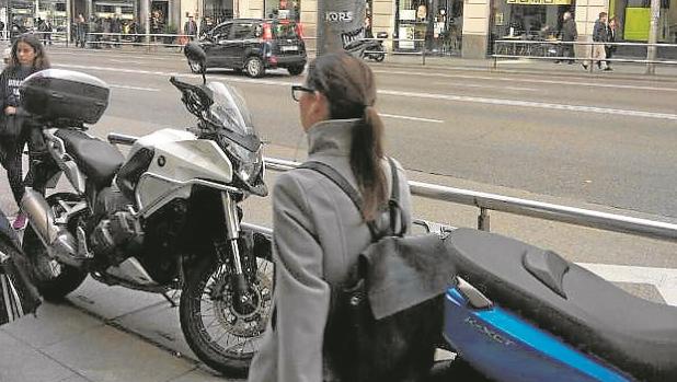 Las multas a las motos que aparcan en Gran Vía son ilegales