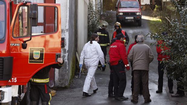 Bomberos y agentes de la Ertzaintza, en las inmediaciones de la fábrica donde se produjo el incendio