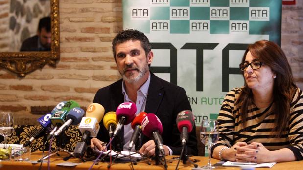 El portavoz de ATA Castilla-La Mancha, José Luis Perea y la responsable de Toledo, Elia Díaz