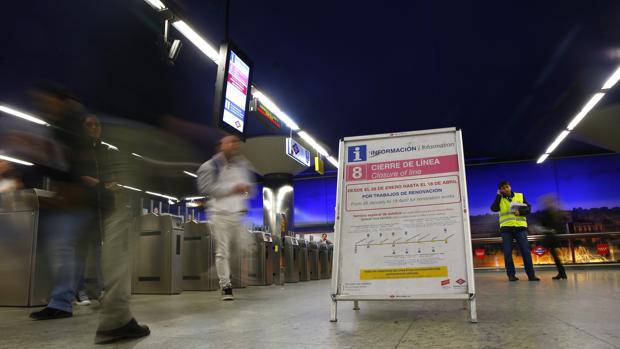 Usuarios de Metro, en una de sus estaciones