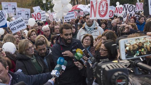 El médico Jesús Candel, alias "Spiriman", atiende a los medios en una moovilización en Jaén en diciembre