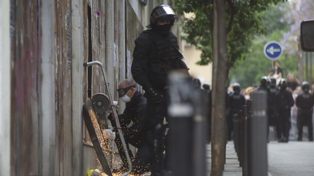 Los Mossos entrando en el Banco Expropiado