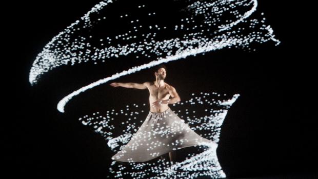 Efectos digitales con luces estroboscópicas que acompañan a los bailarines de Le mouvement de l'air