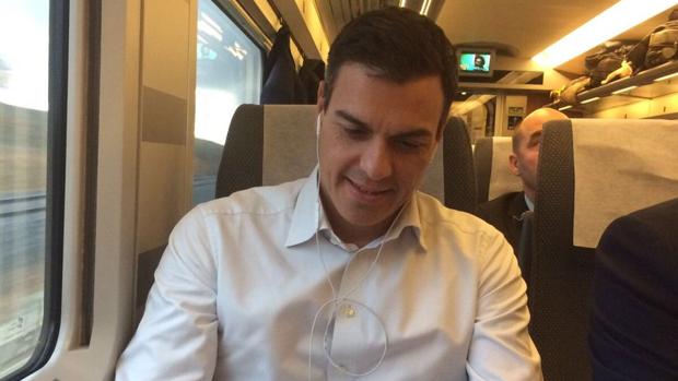 Pedro Sánchez esta tarde en el tren Madrid-Castellón