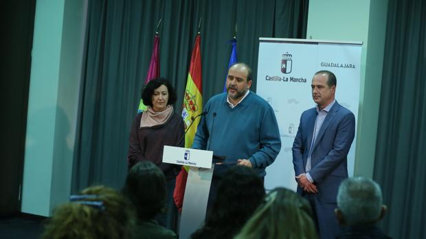 La alcaldesa de Trillo, Lorena Álvarez, al lado del vicepresidente de la Junta