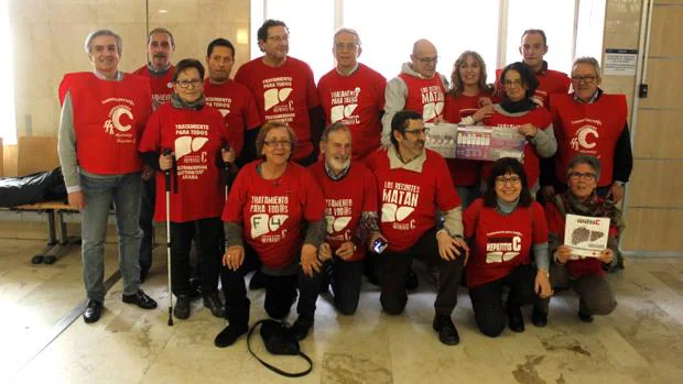 Miembros de la Plataforma de Afectados por Hepatitis C, durante su encierro en Toledo