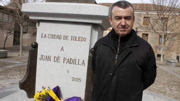 Lorenzo Silva, este sábado delante de la estatua de Juan de Padilla