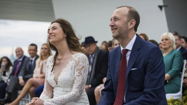 Una boda civil y llena de políticos: así ha sido el enlace entre Carolina Punset y Alexis Marí