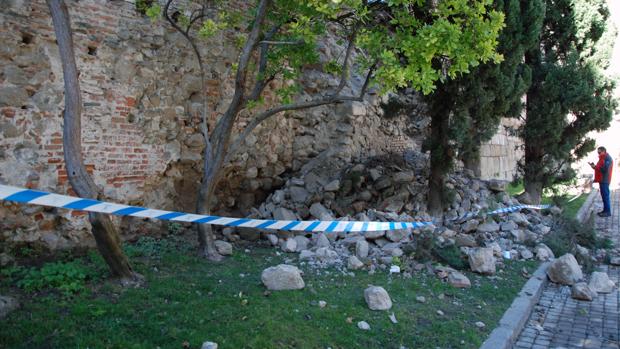 Tramo de la muralla derribada por el fuerte viento en Talavera