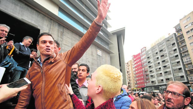 Pedro Sánchez, ayer, a su llegada al acto en Zaragoza