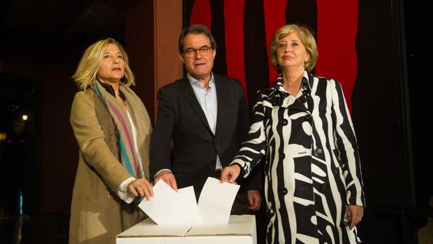 Joana Ortega (izquierda), Artur Mas e Irene Rigau, ayer tras la rueda de prensa