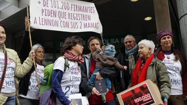 Imagen de las dos mujeres con su bebé en dependencias ministeriales en Madrid