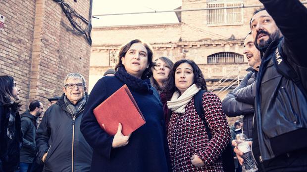 La alcaldesa, ayer en Can Batlló con las concejales Sanz y Pérez