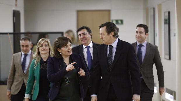 La presidenta del PP valenciano, Isabel Bonig conversa con Rafael Hernando este martes en el Congreso