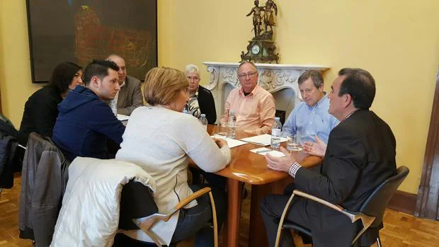 El presidente de la DPZ, durante la reunión con responsables municipales de la Ribera Baja del Ebro