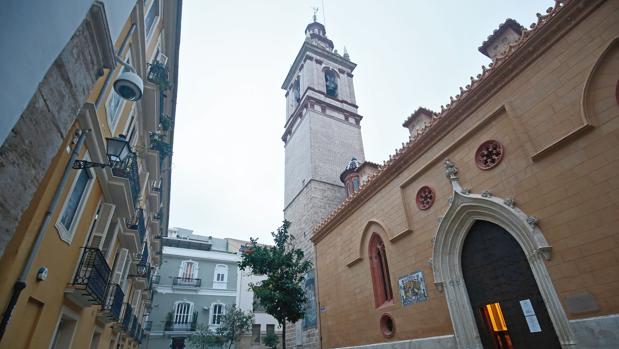 imagen del campanario y parroquia de San Nicolás de Valencia