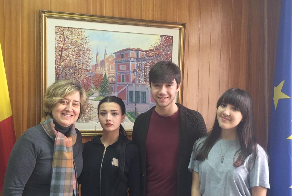 Alicia Martínez, profesora de inglés del San Viator, con los alumnos Stella Ábalos, Ezequiel San León y Nuria Manzano