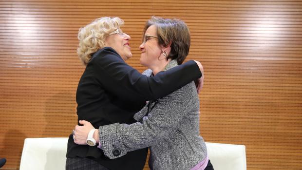 La alcaldesa de Madrid, Manuela Carmena, y la portavoz socialista, Purificación Causapié, hoy, durante la firma del acuerdo