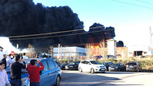 El incendio en una fábrica de Paterna obliga a evacuar a 3.000 personas de 150 empresas