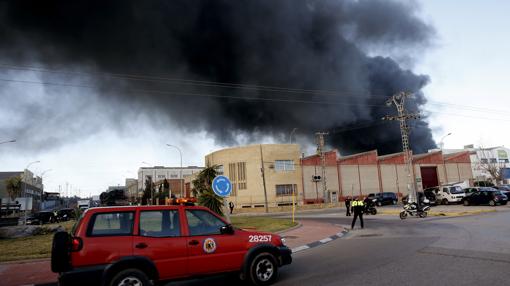 Imagen de la columna de humo proveniente de la fábrica siniestrada